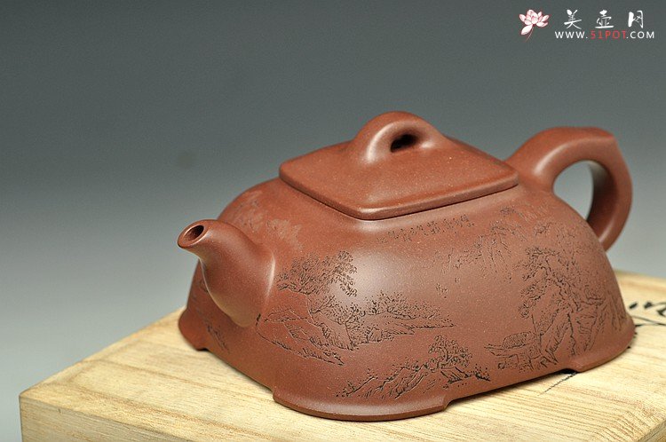紫砂壶图片：邵雪群精心装饰通景山水  全手福临四方 温润敦厚 - 宜兴紫砂壶网