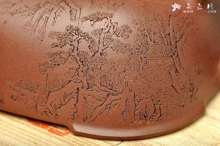 紫砂壶图片：邵雪群精心装饰通景山水  全手福临四方 温润敦厚 - 宜兴紫砂壶网