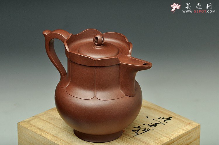 紫砂壶图片：挺拔俊秀  全手莲花僧帽 精工佳作 嵌盖 - 宜兴紫砂壶网