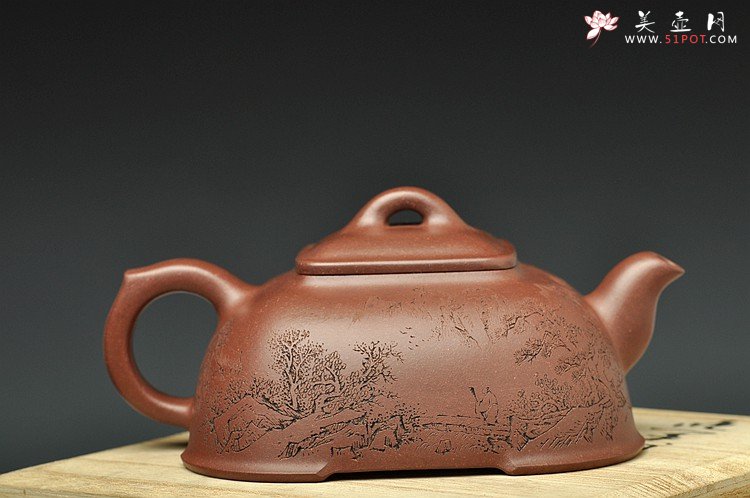 紫砂壶图片：邵雪群精心装饰通景山水  全手福临四方 温润敦厚 - 宜兴紫砂壶网