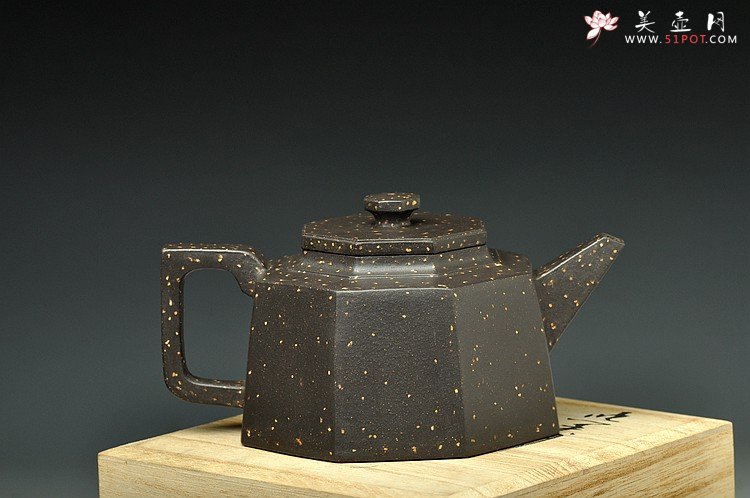 紫砂壶图片：史金妹晋级工艺师原款作品 全手工聚福八方 铺砂迷人 - 宜兴紫砂壶网