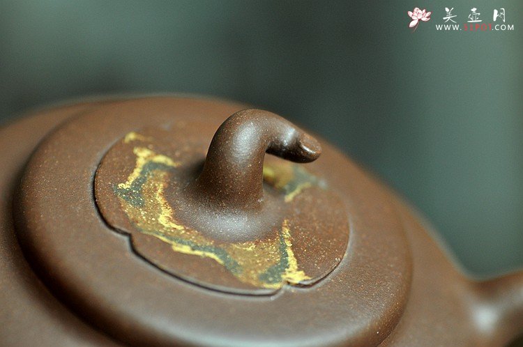 紫砂壶图片：国工师闵祥君近作 通透绞泥 大气厚重 大茄段  - 宜兴紫砂壶网