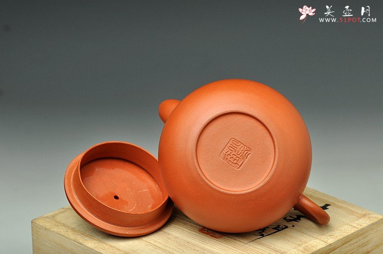 紫砂壶图片：潘小东最近全手作品 艺术和实用的结合 朱泥梵露珠  - 宜兴紫砂壶网