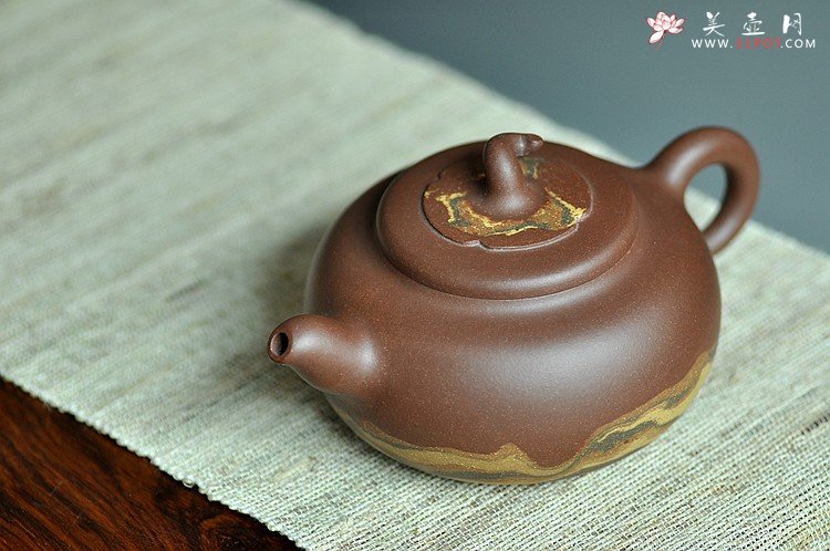 紫砂壶图片：国工师闵祥君近作 通透绞泥 大气厚重 大茄段  - 宜兴紫砂壶网