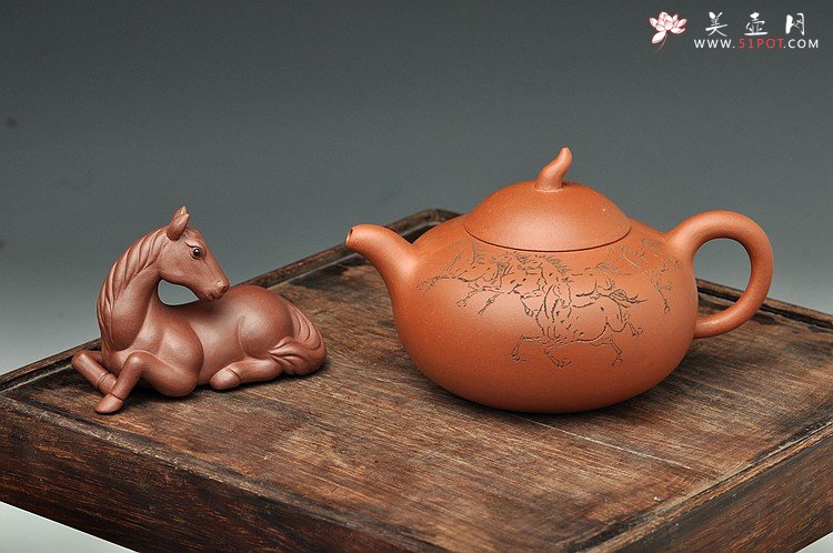 紫砂壶图片：壶型传统  端庄大方  全手曼生匏瓜壶 八骏图 - 宜兴紫砂壶网