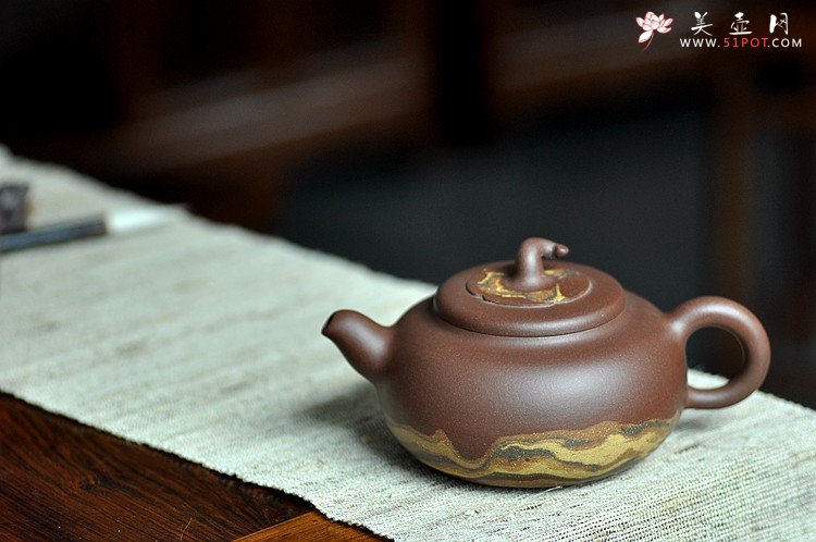 紫砂壶图片：国工师闵祥君近作 通透绞泥 大气厚重 大茄段  - 宜兴紫砂壶网