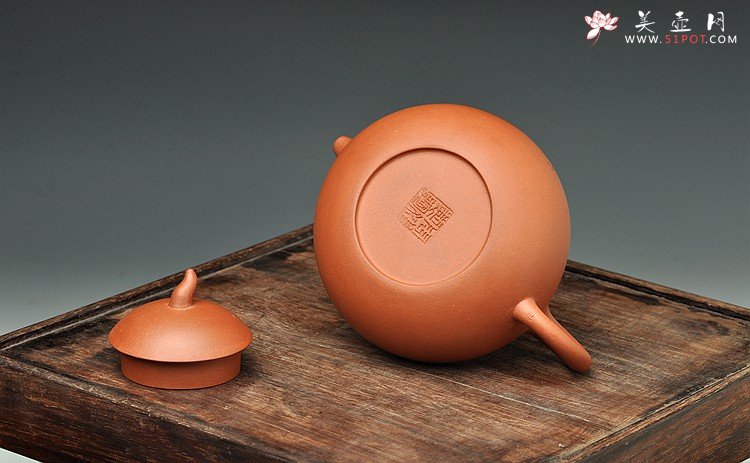 紫砂壶图片：壶型传统  端庄大方  全手曼生匏瓜壶 八骏图 - 宜兴紫砂壶网