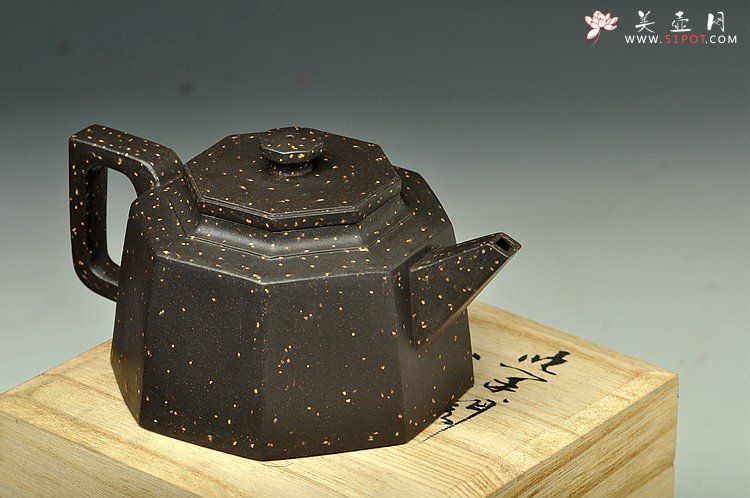 紫砂壶图片：史金妹晋级工艺师原款作品 全手工聚福八方 铺砂迷人 - 宜兴紫砂壶网