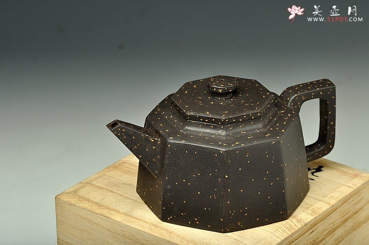 紫砂壶图片：史金妹晋级工艺师原款作品 全手工聚福八方 铺砂迷人 - 宜兴紫砂壶网