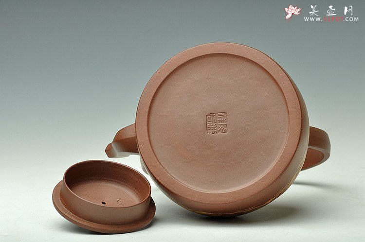 紫砂壶图片：闵祥君癸巳年扛鼎之作 全手超大品大彬提梁 通透绞泥之行云流水 动感十足 - 宜兴紫砂壶网