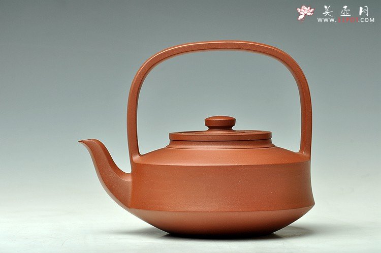紫砂壶图片：曲峰秋冬新作 国宝器形之提璧 形神兼备 气韵流畅 老红皮龙仅此一件 - 宜兴紫砂壶网