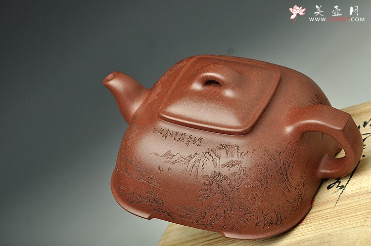 紫砂壶图片：邵雪群精心装饰通景山水  全手福临四方 温润敦厚 - 宜兴紫砂壶网