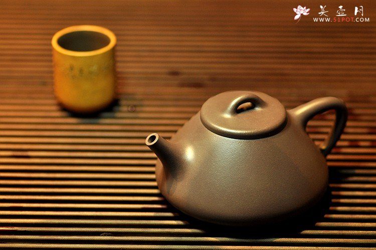 紫砂壶图片：挺拔俊秀 经典耐品 茶盘尤物~ 紫茄泥全手子冶石瓢 - 宜兴紫砂壶网