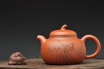 紫砂壶图片：任备安款 全手茄段 造型舒服 工笔装饰 细刻入丝  - 宜兴紫砂壶网