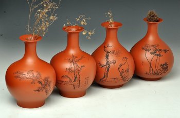 紫砂壶图片：朱牧青老师原矿小红泥花瓶一套  做工精细  刻绘生动 - 宜兴紫砂壶网