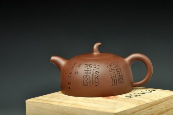 紫砂壶图片：简洁大方 圆润古朴 放生图 全手半瓜  - 宜兴紫砂壶网