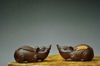 紫砂壶图片：一对金钱鼠 造型卡通可爱 - 宜兴紫砂壶网