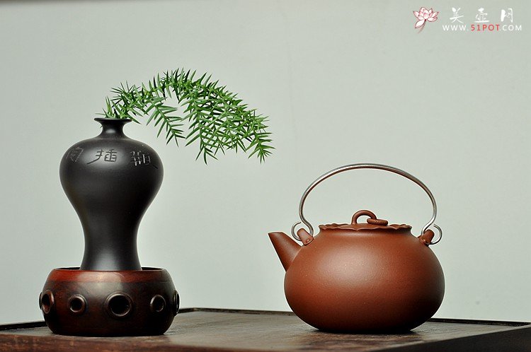 紫砂壶图片：于洪霞全手原创作品 敦厚可人 美人~香莲 纯银提梁 - 宜兴紫砂壶网