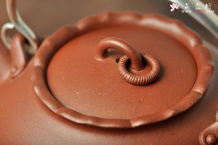 紫砂壶图片：于洪霞全手原创作品 敦厚可人 美人~香莲 纯银提梁 - 宜兴紫砂壶网