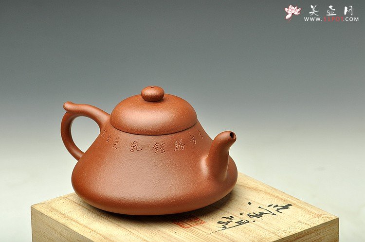 紫砂壶图片：古朴韵雅 张听刚装饰 全手曼生石础 梨皮紫泥 - 宜兴紫砂壶网