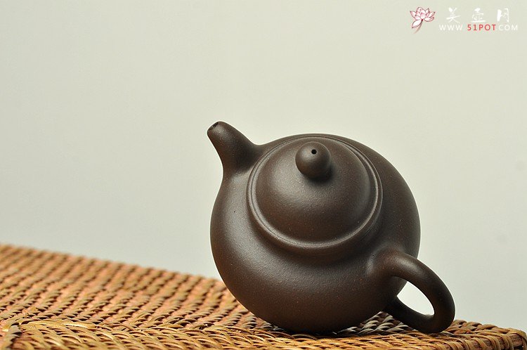 紫砂壶图片：历史泥料 乌泥小掇球和小虚扁 不接受定做 - 宜兴紫砂壶网