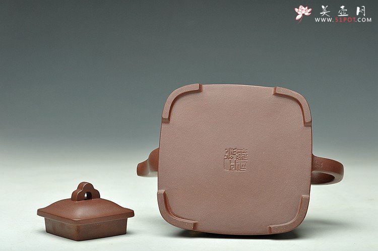 紫砂壶图片：何卫枫新品 刚正挺拔 助工袁德波装饰通景山水 全手孤棱 - 宜兴紫砂壶网