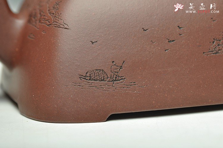 紫砂壶图片：何卫枫新品 刚正挺拔 助工袁德波装饰通景山水 全手孤棱 - 宜兴紫砂壶网