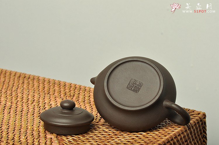 紫砂壶图片：历史泥料 乌泥小掇球和小虚扁 不接受定做 - 宜兴紫砂壶网