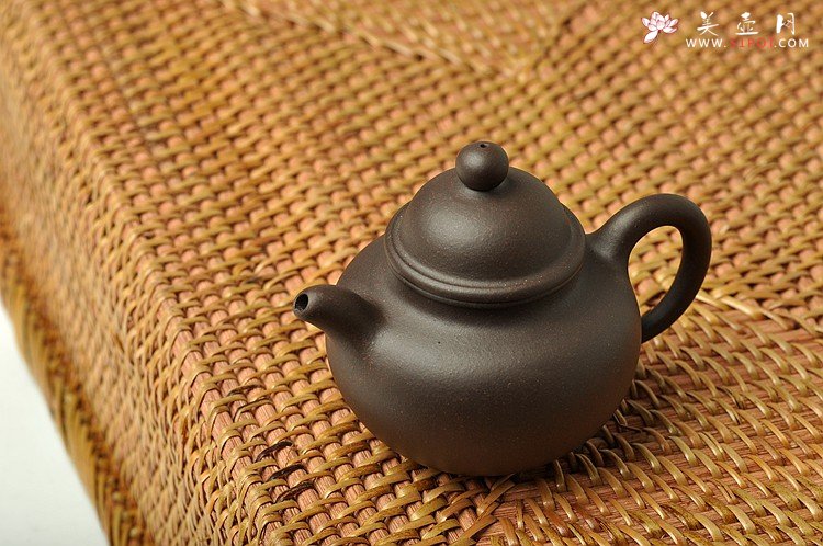 紫砂壶图片：历史泥料 乌泥小掇球和小虚扁 不接受定做 - 宜兴紫砂壶网