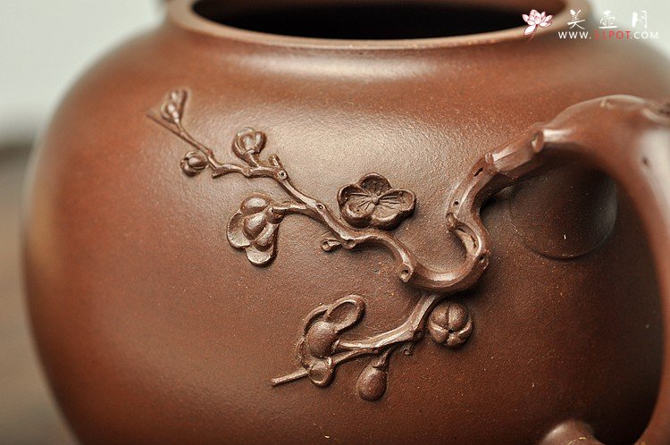 紫砂壶图片：经典作品 刚正挺拔 一捺底 全手傲骨寒梅却有一团和气 - 宜兴紫砂壶网