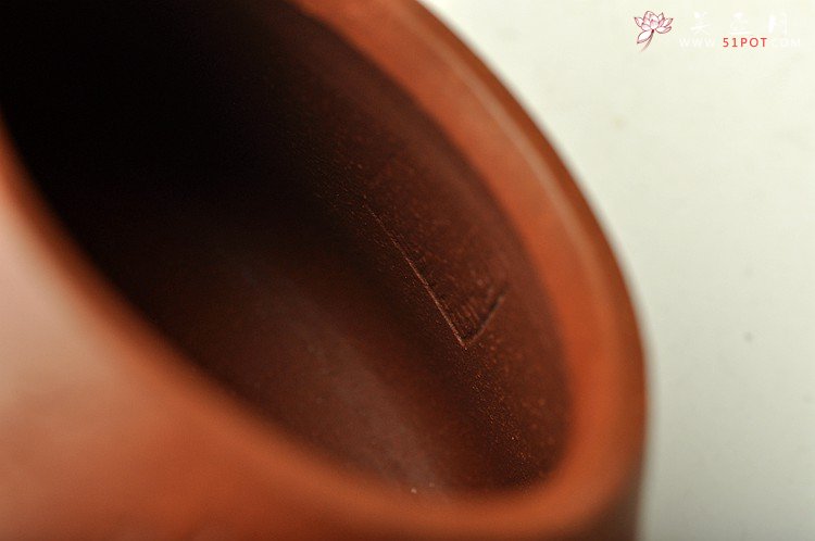 紫砂壶图片：古朴韵雅 张听刚装饰 全手曼生石础 梨皮紫泥 - 宜兴紫砂壶网