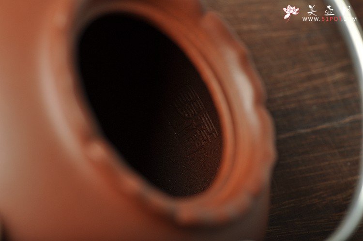 紫砂壶图片：于洪霞全手原创作品 敦厚可人 美人~香莲 纯银提梁 - 宜兴紫砂壶网