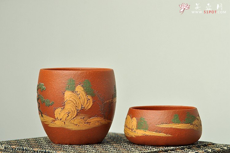 紫砂壶图片：泥绘通景山水 老朱泥对杯 相映得趣 - 宜兴紫砂壶网