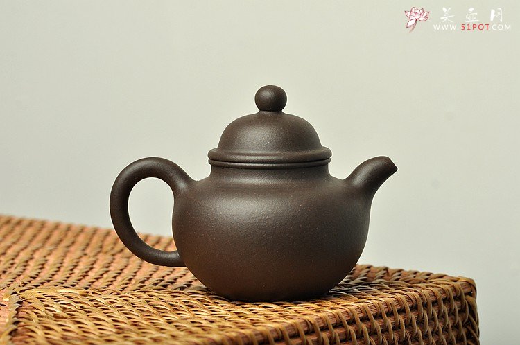 紫砂壶图片：历史泥料 乌泥小掇球和小虚扁 不接受定做 - 宜兴紫砂壶网