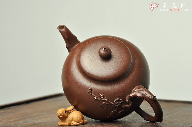 紫砂壶图片：经典作品 刚正挺拔 一捺底 全手傲骨寒梅却有一团和气 - 宜兴紫砂壶网