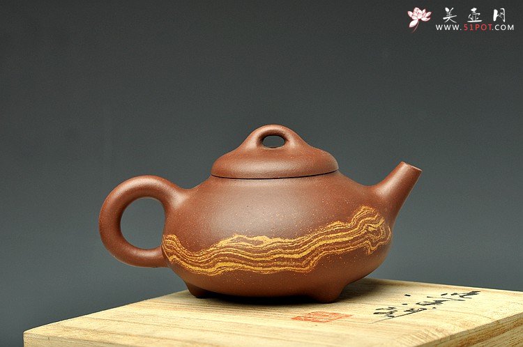 紫砂壶图片：双色通透绞泥 经典器形 全手石瓢 线条流畅 - 宜兴紫砂壶网