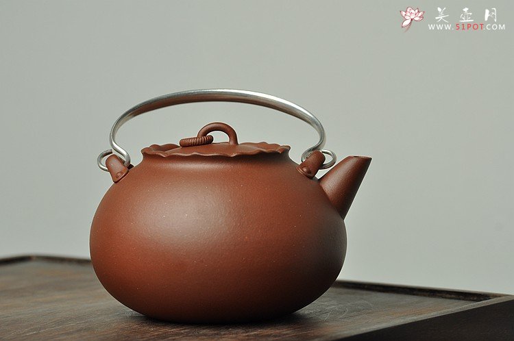 紫砂壶图片：于洪霞全手原创作品 敦厚可人 美人~香莲 纯银提梁 - 宜兴紫砂壶网