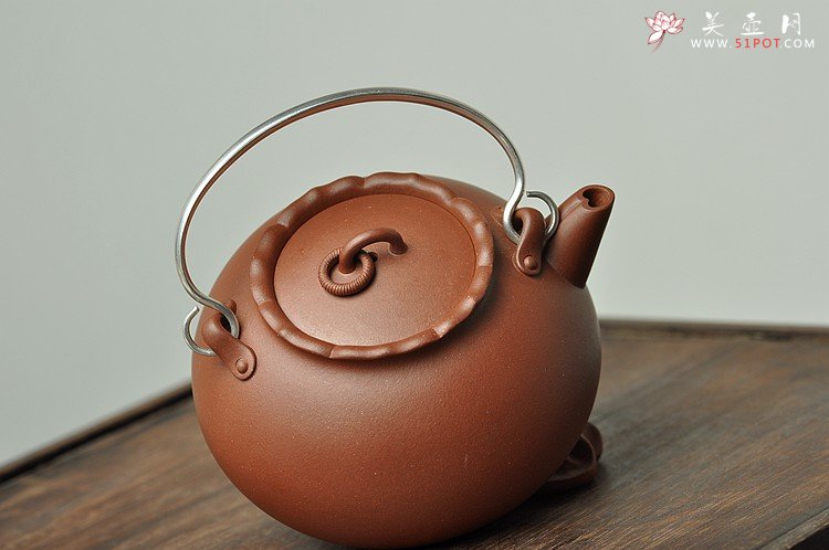 紫砂壶图片：于洪霞全手原创作品 敦厚可人 美人~香莲 纯银提梁 - 宜兴紫砂壶网