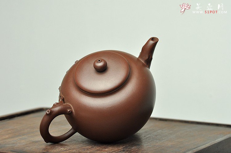 紫砂壶图片：经典作品 刚正挺拔 全手 傲骨寒梅姊妹壶 梅花香自苦寒来 - 宜兴紫砂壶网