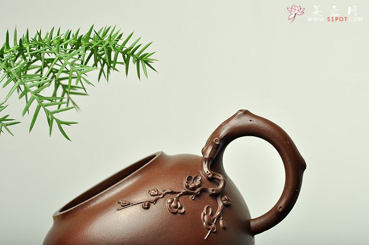 紫砂壶图片：经典作品 刚正挺拔 一捺底 全手傲骨寒梅却有一团和气 - 宜兴紫砂壶网