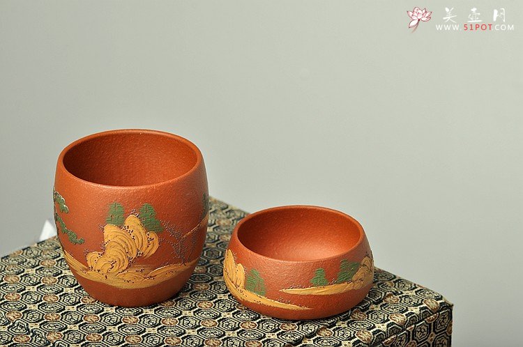 紫砂壶图片：泥绘通景山水 老朱泥对杯 相映得趣 - 宜兴紫砂壶网