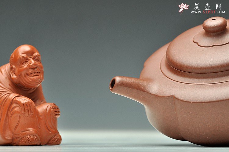 紫砂壶图片：苍劲刚遒 造型端庄大方 储俊伟精心之作 梅花周盘 5号井底槽青 - 宜兴紫砂壶网