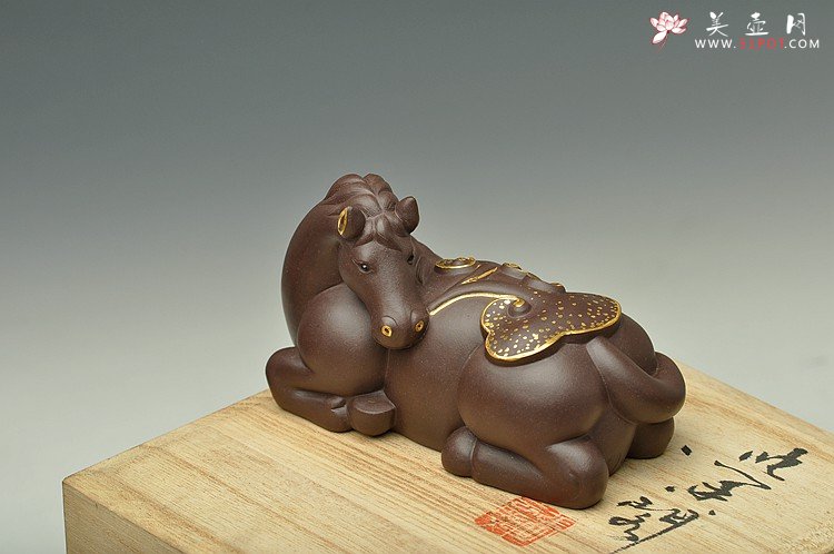 紫砂壶图片：如意宝骏 做工精致 描真金 传神~ - 宜兴紫砂壶网