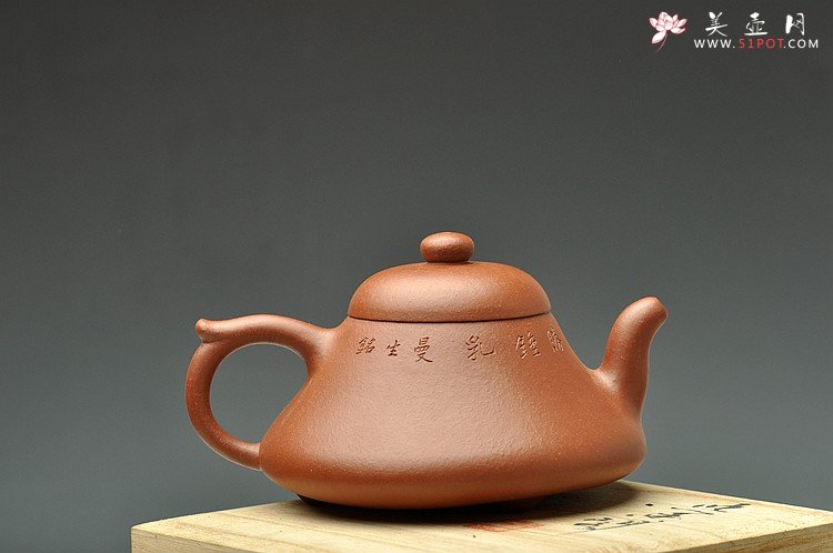 紫砂壶图片：古朴韵雅 张听刚装饰 全手曼生石础 梨皮紫泥 - 宜兴紫砂壶网