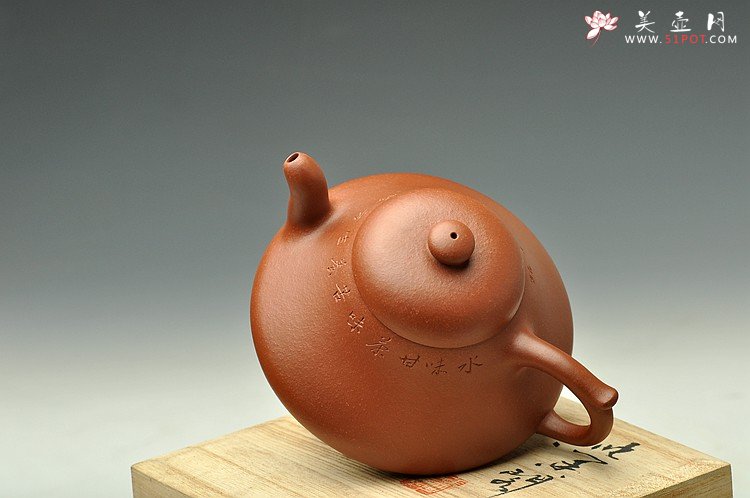 紫砂壶图片：古朴韵雅 张听刚装饰 全手曼生石础 梨皮紫泥 - 宜兴紫砂壶网