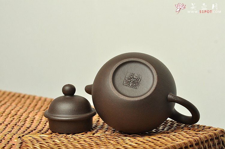 紫砂壶图片：历史泥料 乌泥小掇球和小虚扁 不接受定做 - 宜兴紫砂壶网