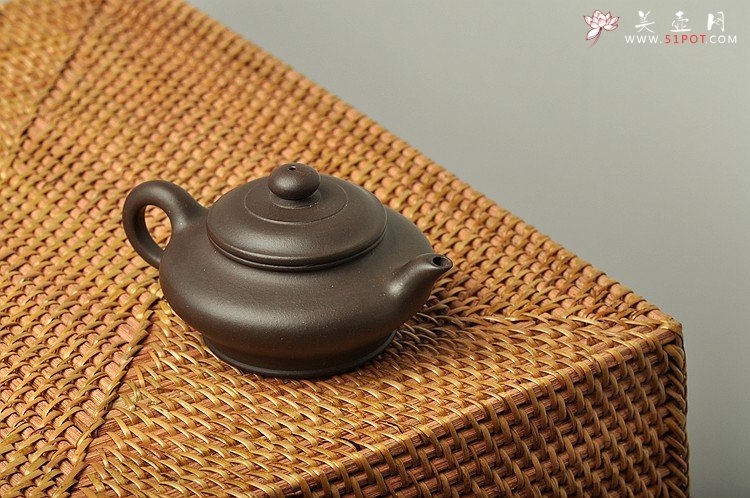 紫砂壶图片：历史泥料 乌泥小掇球和小虚扁 不接受定做 - 宜兴紫砂壶网