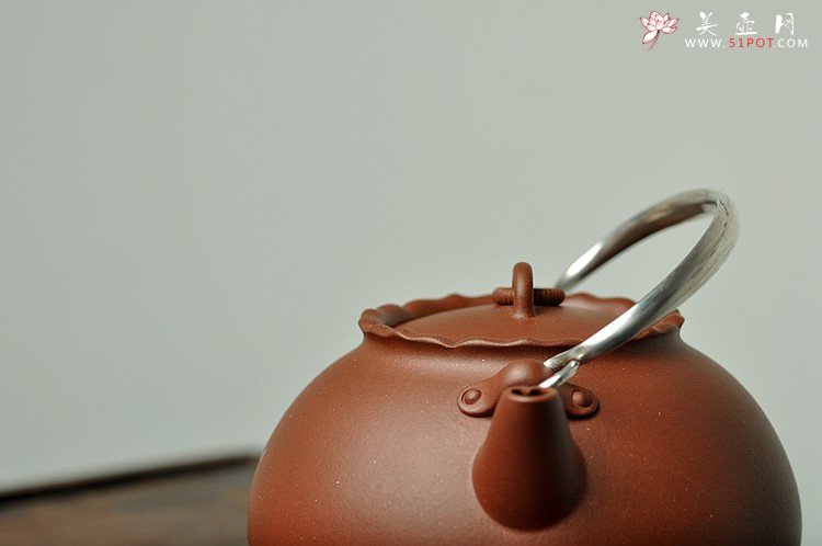 紫砂壶图片：于洪霞全手原创作品 敦厚可人 美人~香莲 纯银提梁 - 宜兴紫砂壶网