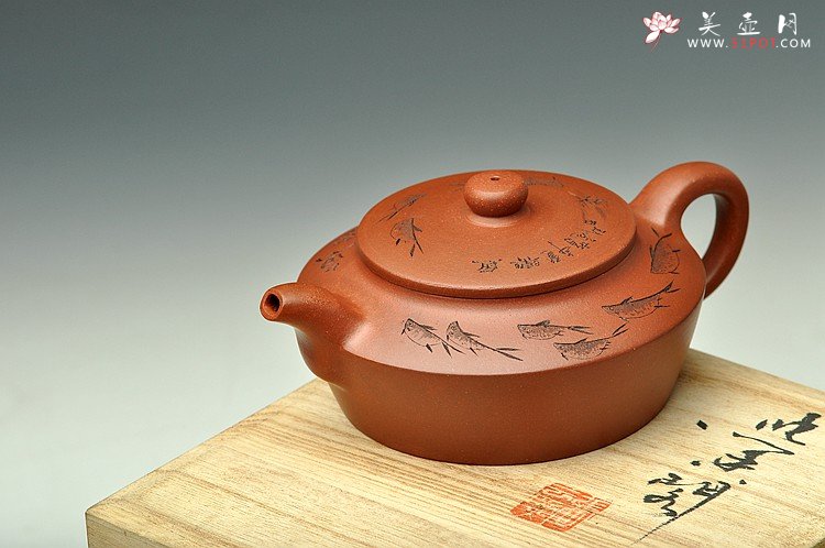 紫砂壶图片：钱伟刚原创作品 造型厚重 沉稳 实用典雅  玉扁壶 - 宜兴紫砂壶网