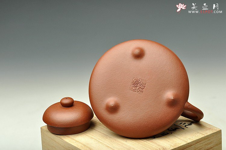 紫砂壶图片：古朴韵雅 张听刚装饰 全手曼生石础 梨皮紫泥 - 宜兴紫砂壶网